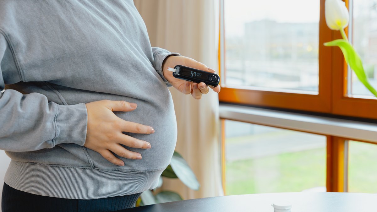 Gravidă își măsoară glicemia cu glucometrul, pentru controlul diabetului gestațional