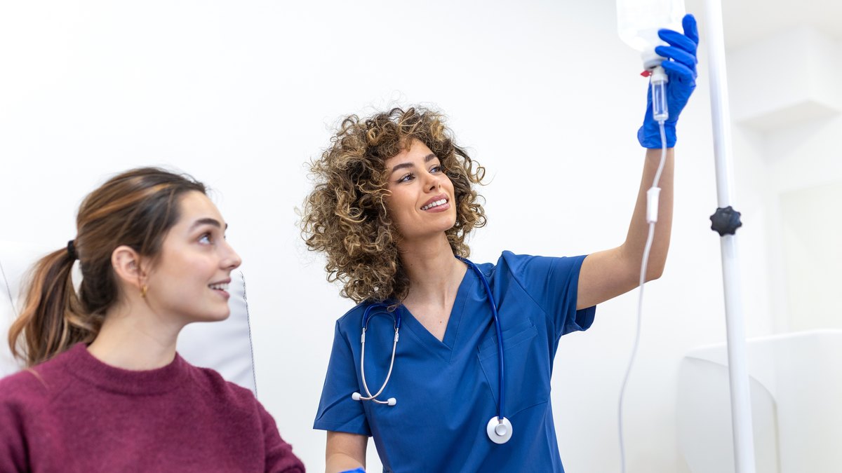Antioxidanți și terapii intravenoase cu NAD+, glutation și CoQ10 - cum funcționează protocolul antioxidant al medicinei longevității