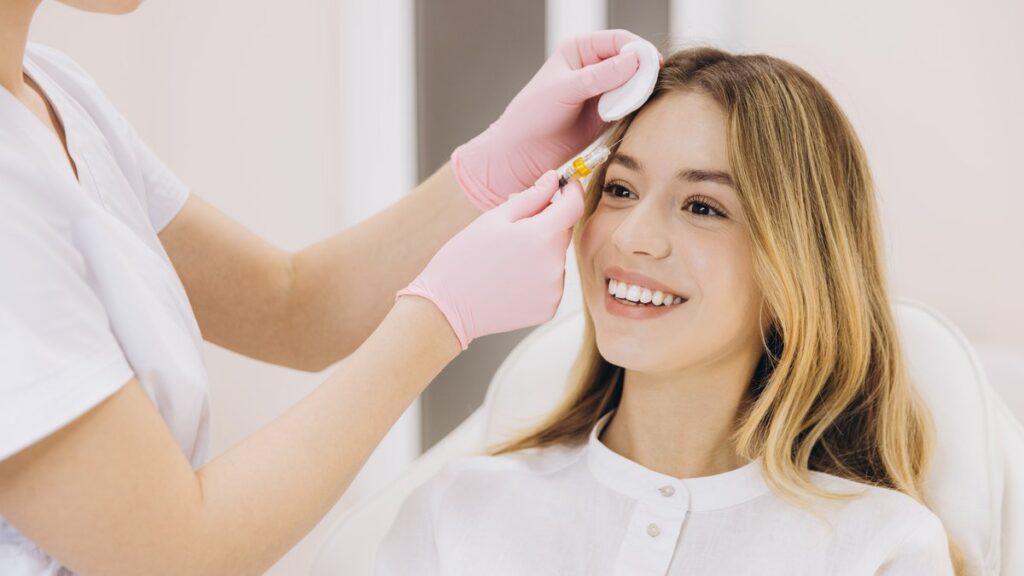 Botox vs. acid hialuronic - ce tratează fiecare. Toxina botulinică pentru riduri, acid hialuronic pentru volum
