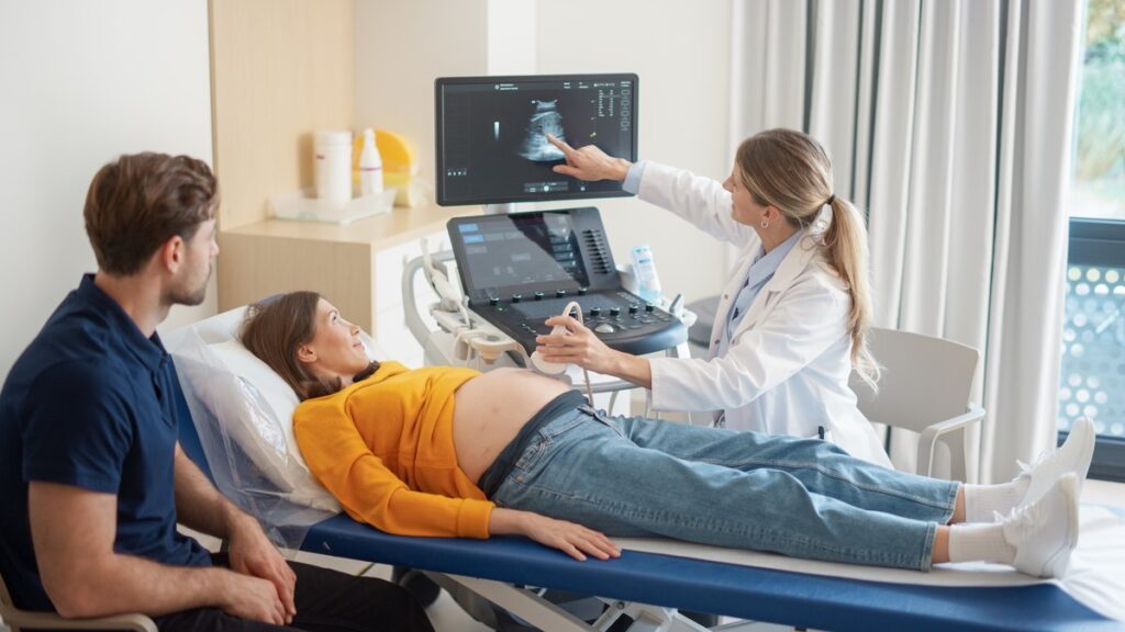 Ecografie de morfologie fetală la 22 de săptămâni, cu partenerul alături de gravidă