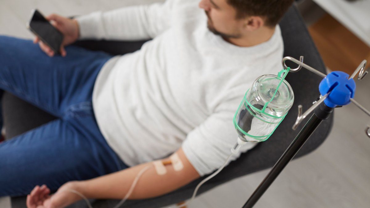 Antioxidanți și terapii intravenoase cu NAD+, glutation și CoQ10 - cum funcționează protocolul antioxidant al medicinei longevității